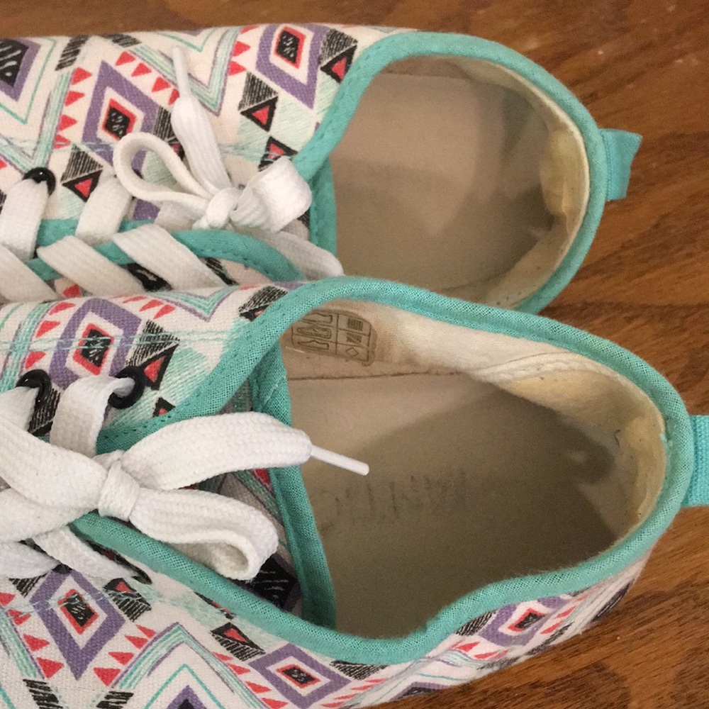 Womens SZ 8 Geometric Pattern Sneakers - Picture 8 of 10